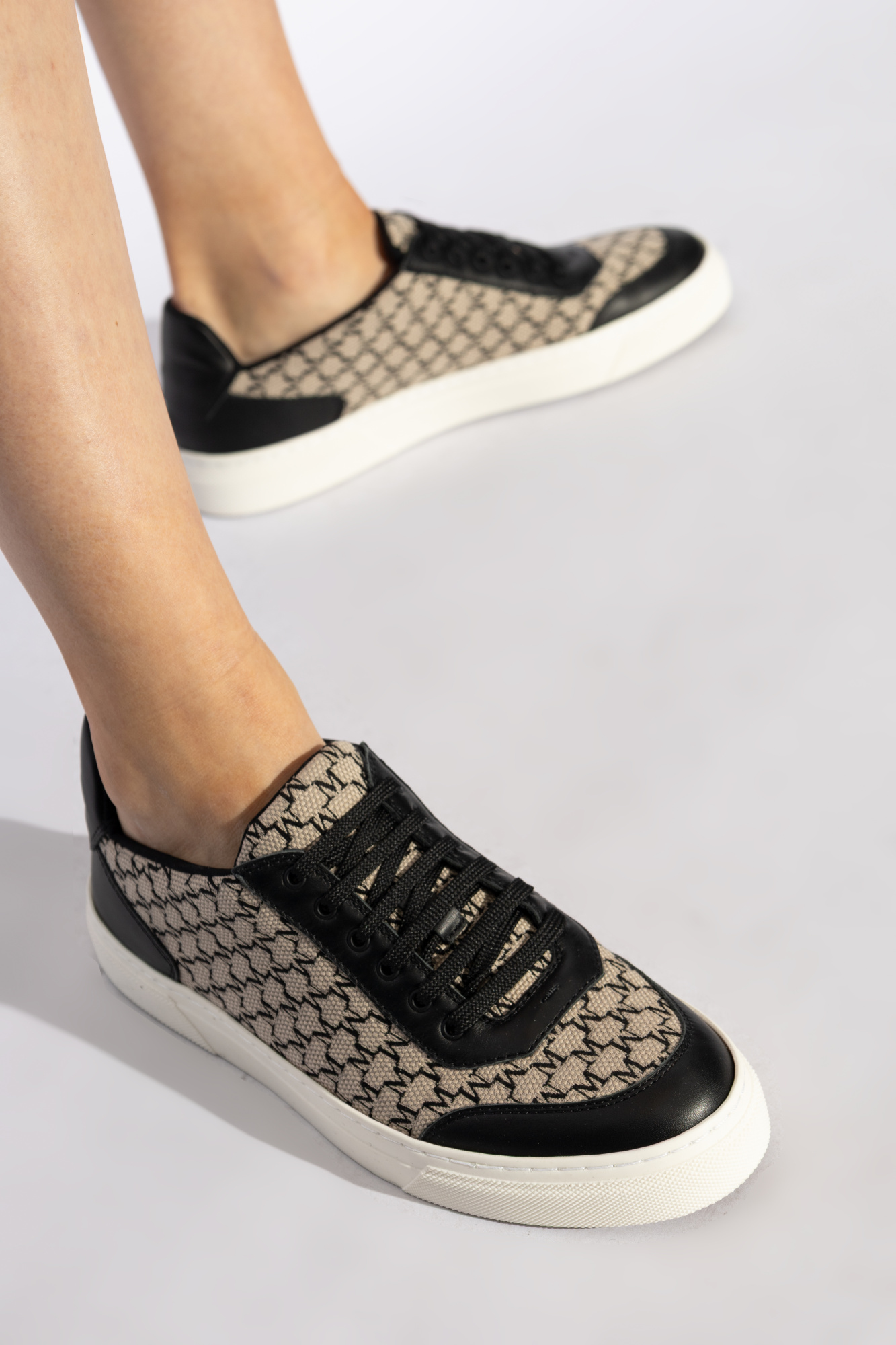 【関税込み】Max Mara ベージュ＆ブラック Logocity スニーカー Max Maraのベージュ＆ブラック Logocity スニーカーがセール中